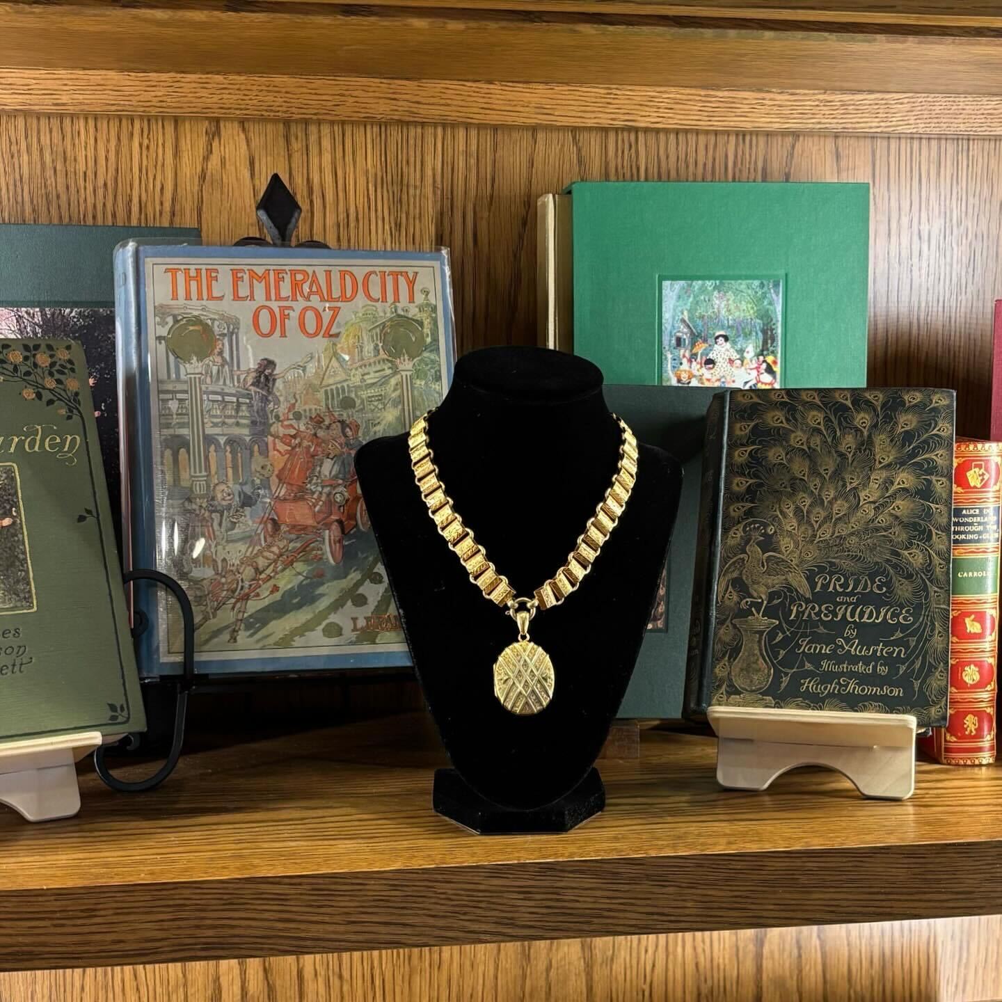 Antique Victorian Gold - Plated Book Link Collar with Removable Locket - The Great Republic