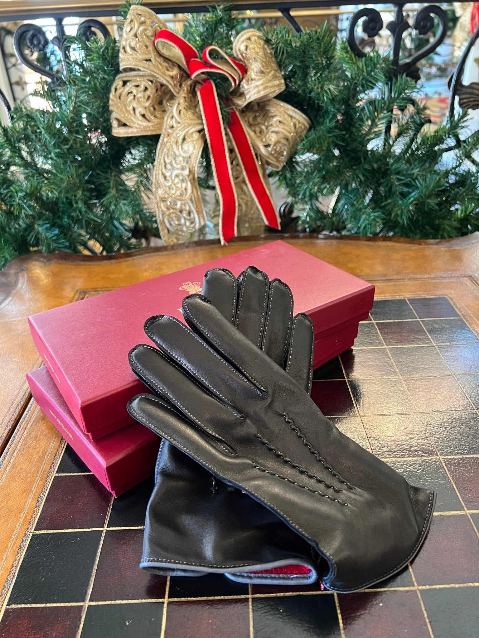 Dents Cashmere Lined Leather Gloves with Contrasting Detail - The Great Republic