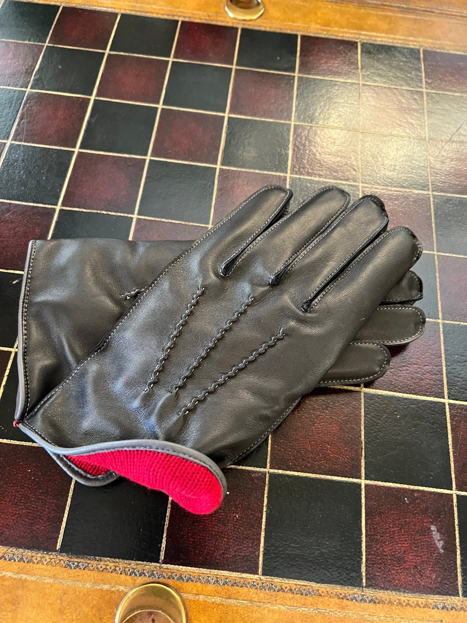 Dents Cashmere Lined Leather Gloves with Contrasting Detail - The Great Republic